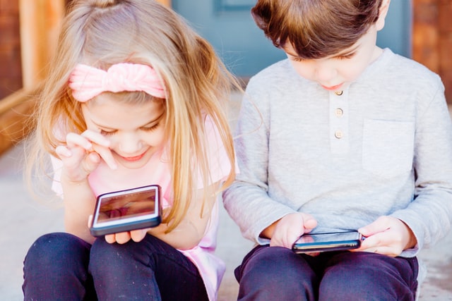 Handys und Kinder: Worin besteht die Gefahr für die Kindergesundheit?